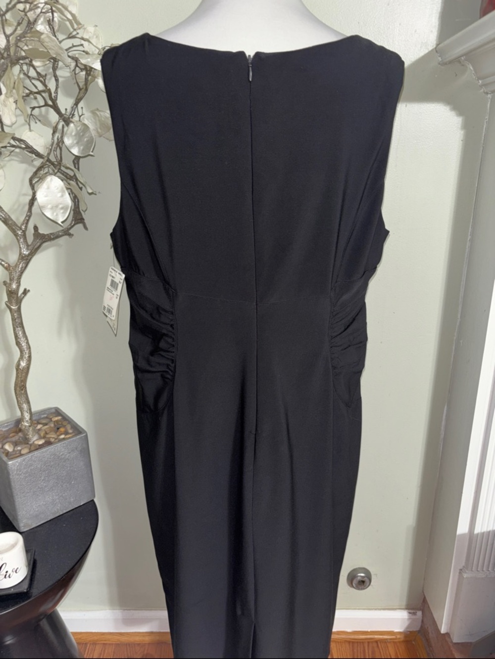 Adrianna Papell Elegant Black Sleeveless Notch-Neck Midi Dress - Picture 4 of 6